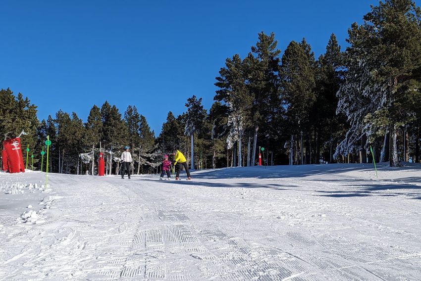 La Asociación Turística Gúdar-Javalambre lanza una oferta para esquiar por 55 euros al día