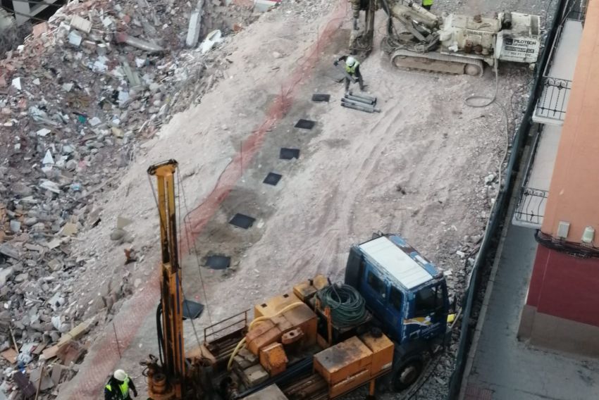 Los vecinos de la calle San Francisco recogen muestras del terreno para investigar las causas del derrumbe