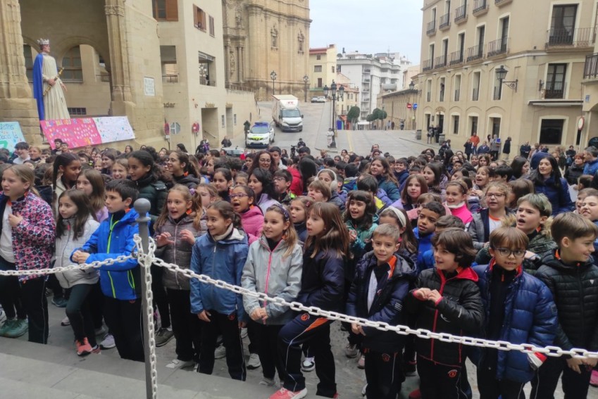 Niños de cinco colegios de Primaria piden  Paz y reniegan de la guerra en Alcañiz