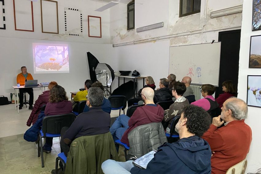 Uge Fuertes visita la sede de la Sociedad Fotográfica Turolense