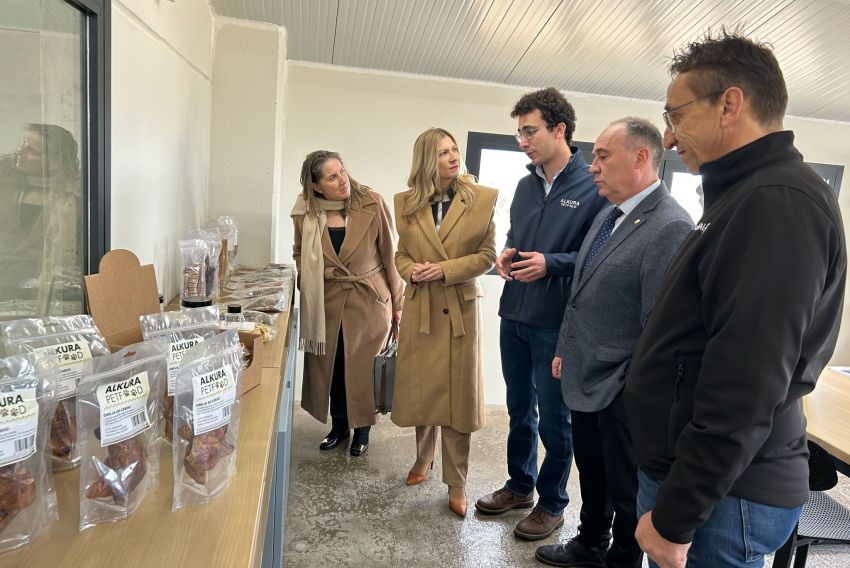 Mar Vaquero sitúa a Alcorisa como referente industrial de Teruel en la inauguración de la empresa Alkura Petfood