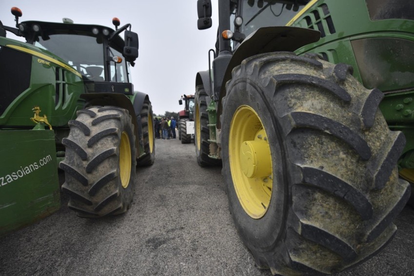 Unos 14 tractores causan retenciones en la N-232 a la altura de Alcañiz