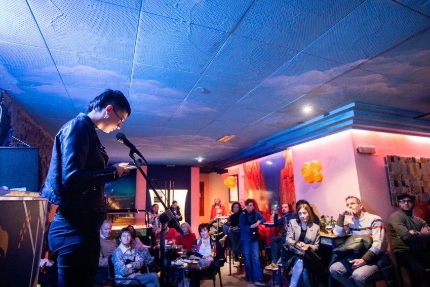 Los poetas de Teruel salen del ostracismo  con el espíritu de Lennon en el ambiente