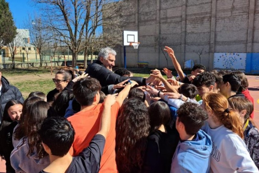 Fernando Romay se reúne con más de 500 escolares en Monreal del Campo para promocionar el baloncesto en el ámbito rural