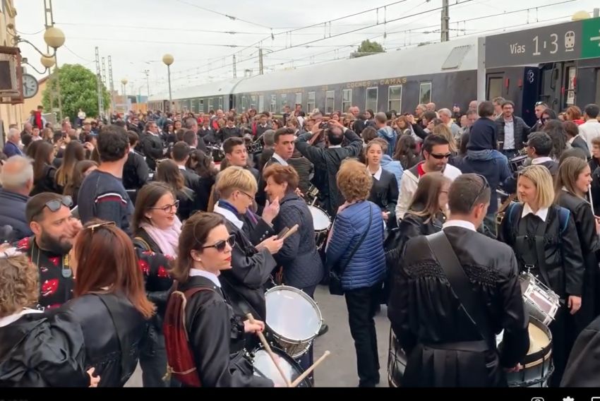 El Tren Azul del Tambor vuelve a La Puebla de Híjar el Sábado Santo para presenciar el Cese