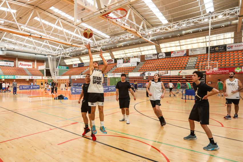 Casi 300 deportistas de 78 equipos dan color al 3x3 Por la Infancia