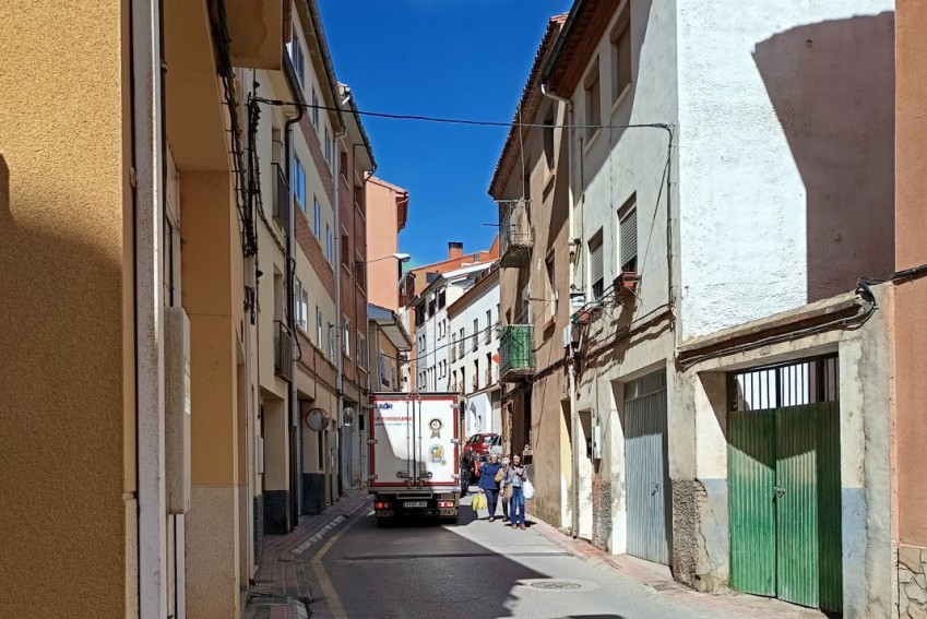 Los vecinos de la calle Fuentebuena de Teruel recogen firmas para reclamar aceras transitables