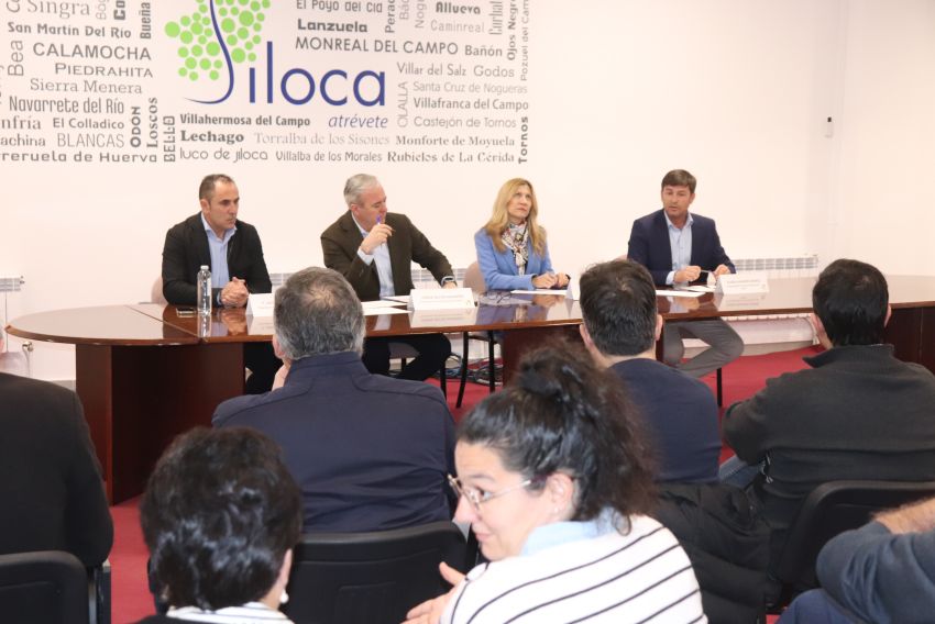 Azcón se compromete con las siete rutas de transporte que ahora costea la Comarca del Jiloca