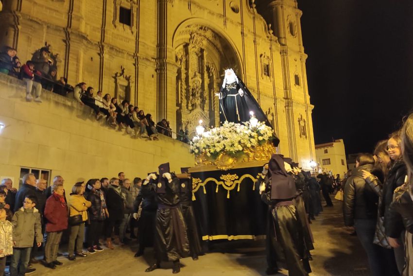 La lluvia da una tregua y Alcañiz celebra su primera gran procesión de la Semana Santa, el Encuentro del Nazareno y la Dolorosa