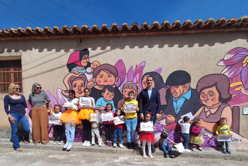 Un mural de Elena Castillo llena Camañas del color morado del azafrán