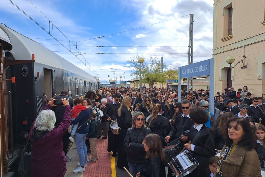 El Tren del Tambor para en La Puebla de Híjar y hace las delicias de 200 viajeros