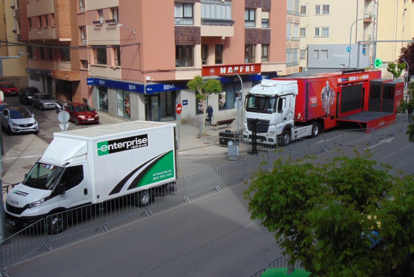 La caravana de la Vuelta Femenina llega a Teruel entre la resignación del comercio del Ensanche
