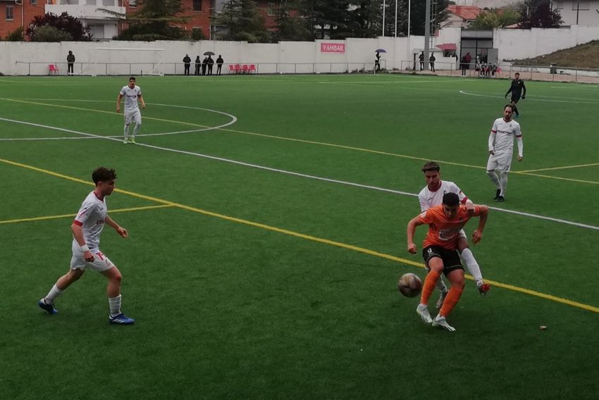 El Utrillas logra otra victoria para seguir redondeando el tramo final (2-0)