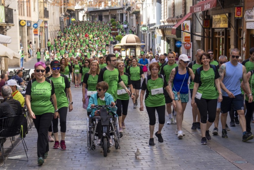 Más de 1.600 personas se suman a la Marcha contra el cáncer en Teruel, que bate récord de participación