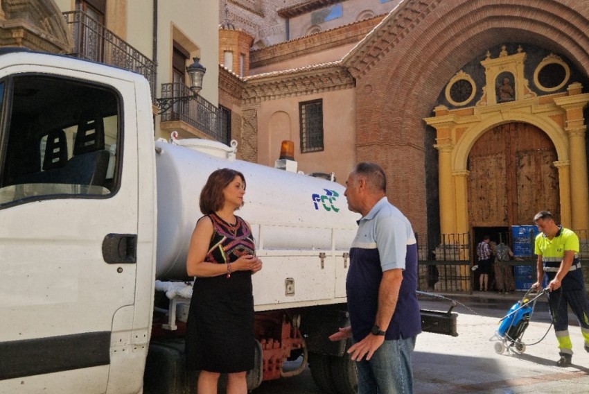 El dispositivo especial con 40 operarios concluye la limpieza de las calles de Teruel tras la Vaquilla