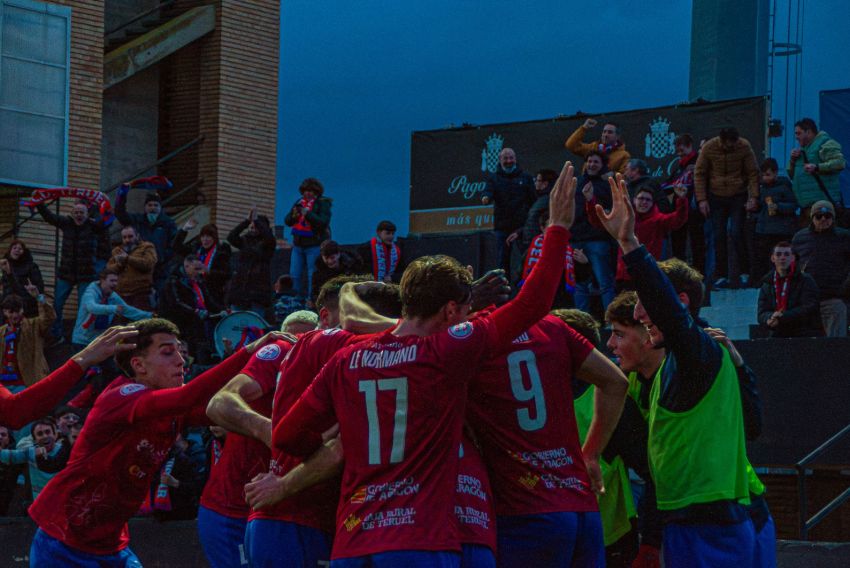 Otro descorche de Theo desbloquea el triunfo del Teruel en Tudela (0-1) para afianzar su plaza en play-off