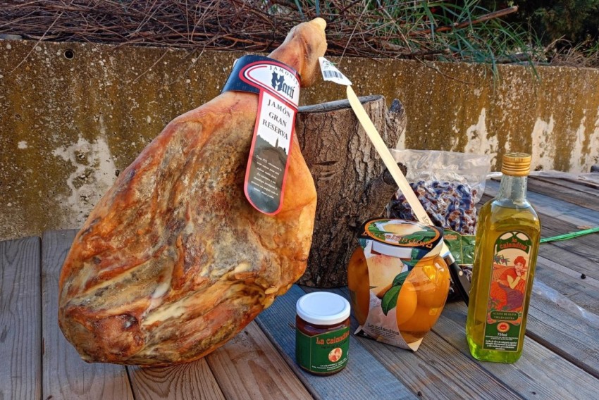 Una empresa de Castelserás envía a Von der Leyen un 'kit de supervivencia' con melocotón de Calanda, jamón de Teruel y aceite del Bajo Aragón