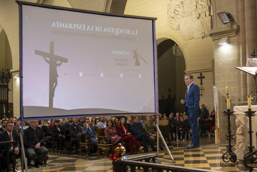 El escritor turolense Javier Sierra pone el enfoque en la esperanza como pregonero en la Catedral