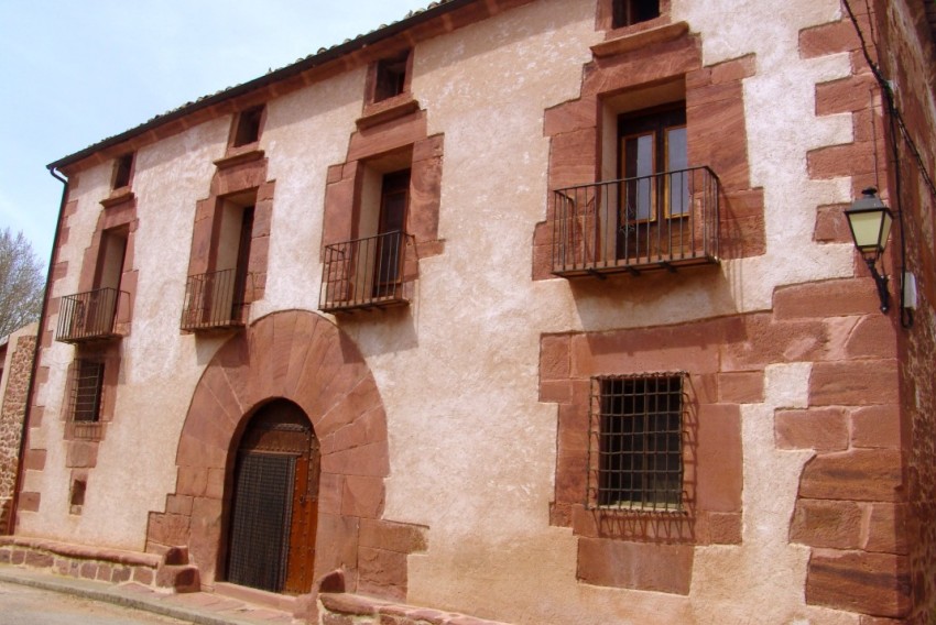 Ródenas, la marcada personalidad que la piedra roja confirió a la arquitectura tradicional