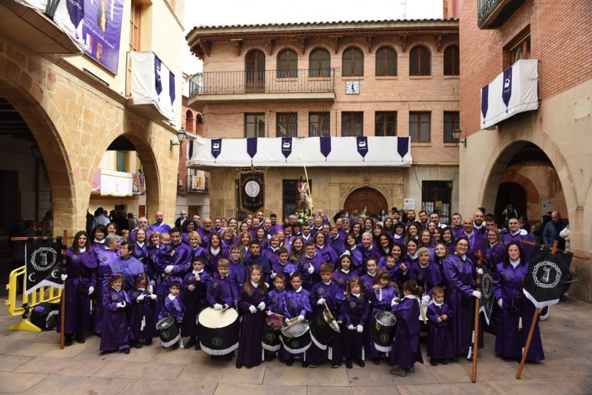 La Coronación de Espinas de Alcorisa celebra 40 años de toques teñidos de morado y negro