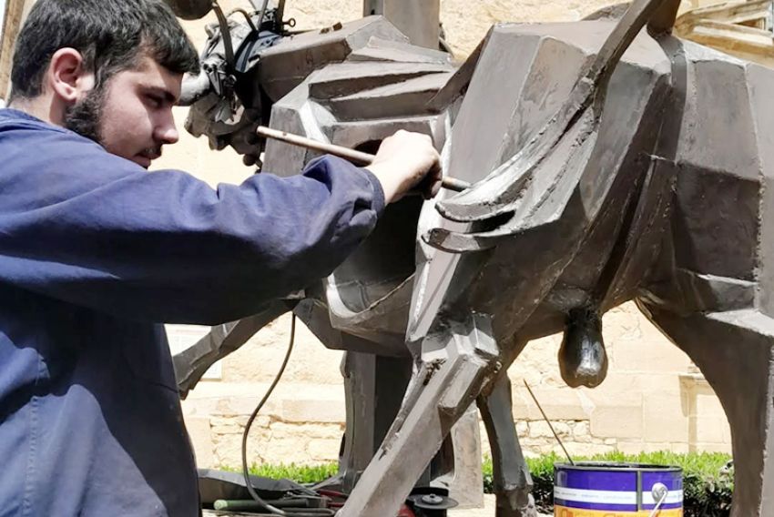 La escultura del toro embolado de Gonzalvo en Rubielos se ha limpiado, soldado y pintado