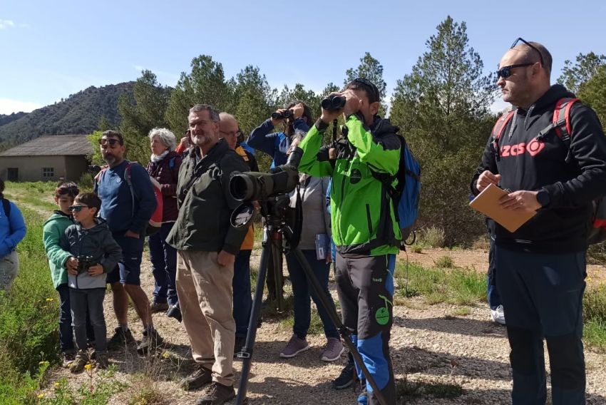 Una salida al humedal de Corta Alloza da a conocer las aves acuáticas de la Ruta Pajaricos