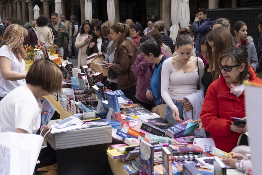 Los libreros, satisfechos con el ambiente y las ventas en un San Jorge cambiado de fecha