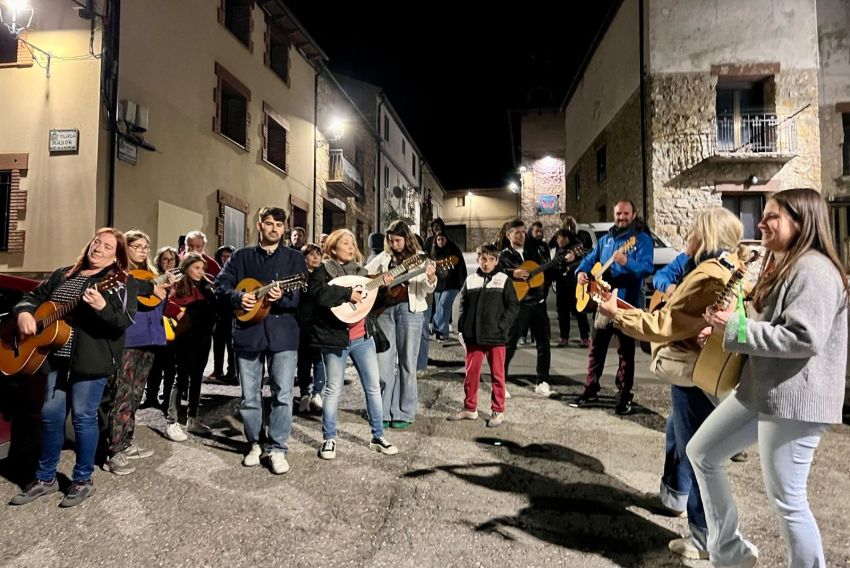 Griegos se une, tras 30 años sin ronda, a unos Mayos que resuenan en toda la Sierra