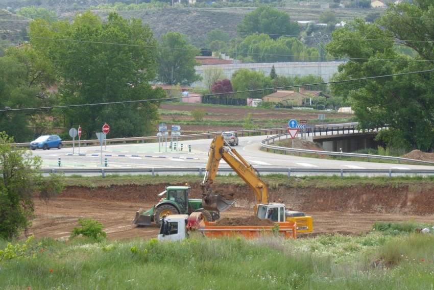Reanudados los trabajos de la glorieta de conexión de la N-234 y la N-330