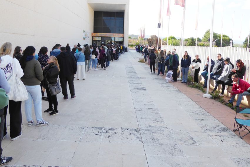 Los turolenses madrugan para comprar las entradas de las jornadas solidarias de Dinópolis