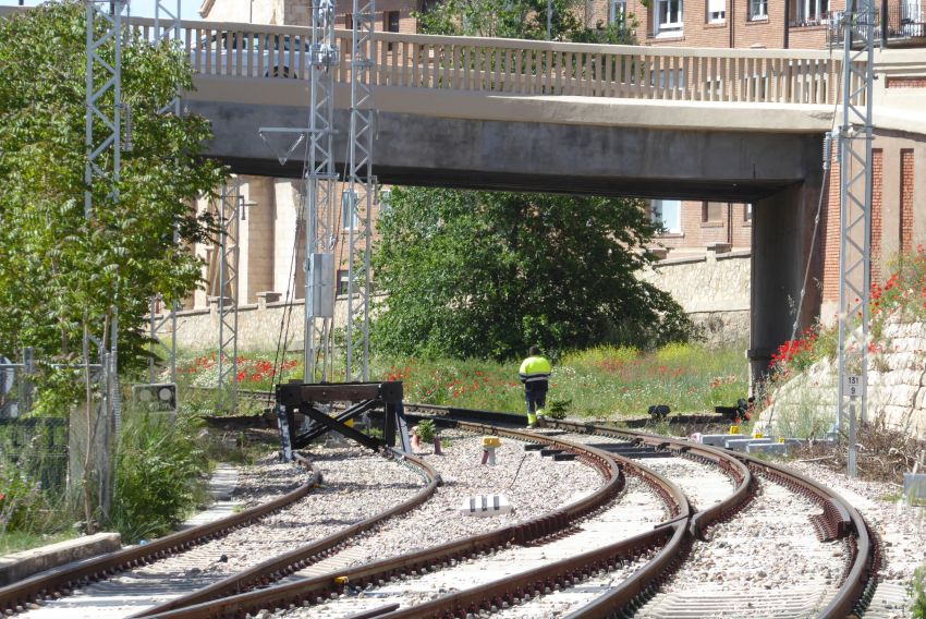 El proyecto de electrificación  del ferrocarril cumple un cuarto  de siglo y todavía está en mantillas