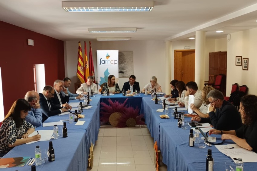 Alcañiz acoge la Comisión de municipios de más de 8.000 habitantes de la FAMCP y debate sobre el empleo público local, las infraestructuras y la seguridad ciudadana