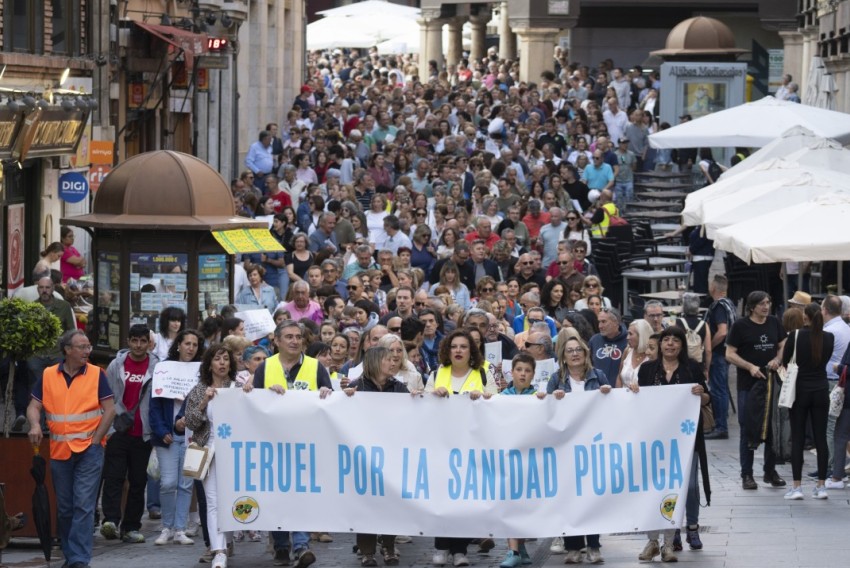 Más de 2.500 personas se manifiestan en Teruel contra el cierre de camas en los hospitales y en defensa de la sanidad pública
