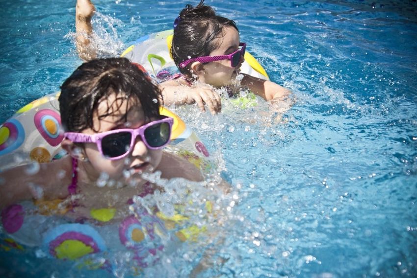 Sol, cloro y pantano: la guía veraniega para sobrevivir con piel incluida