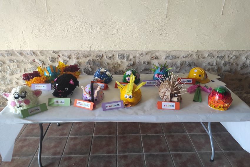 Alumnos del CEIP Antonio Gargallo de Escucha reutilizan 26 cascos viejos del Museo Minero