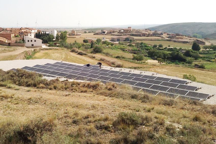 Cerca de 15 usuarios de Monforte de Moyuela ya consumen su propia electricidad