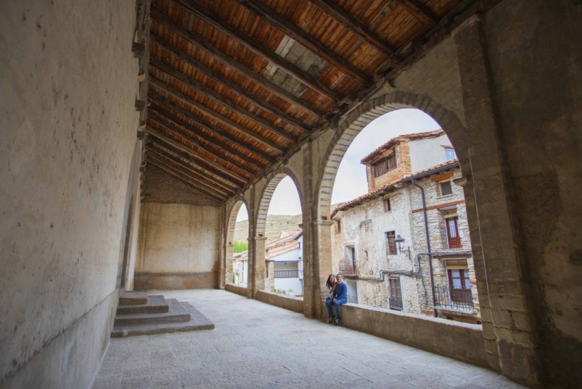 El Plan de Sostenibilidad Turística de la Comarca del Maestrazgo comienza con la restauración del atrio de la iglesia de Villarroya de los Pinares