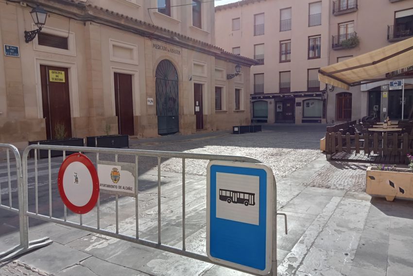 La plaza del Mercado y  la calle Pruneda de Alcañiz están cortadas al tráfico
