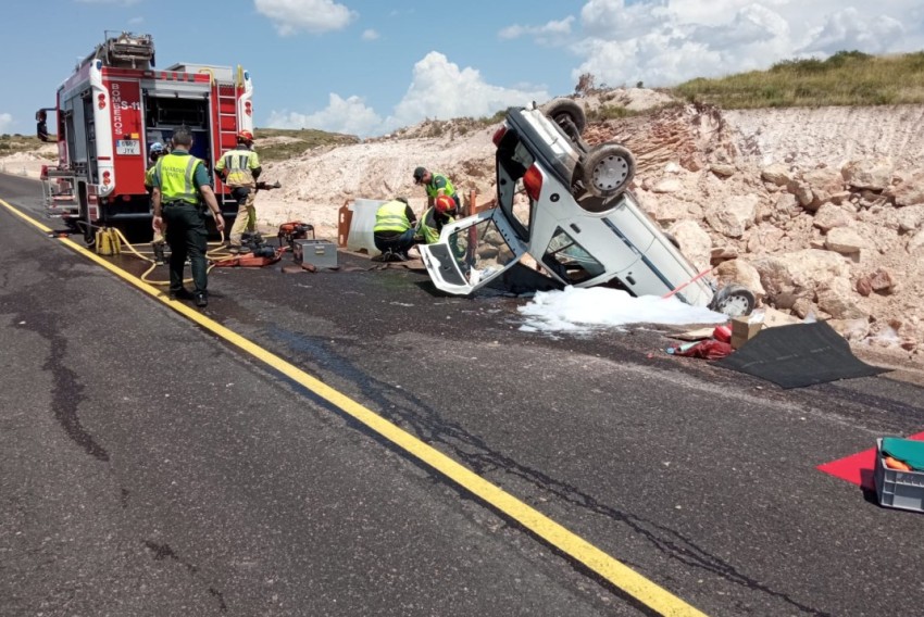 Los Bomberos rescatan a una mujer atrapada en su vehículo tras un accidente