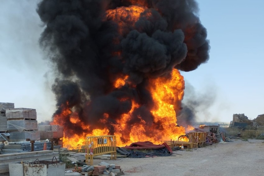 Un aparatoso incendio en el Camino de la Estanca de Alcañiz se salda sin heridos