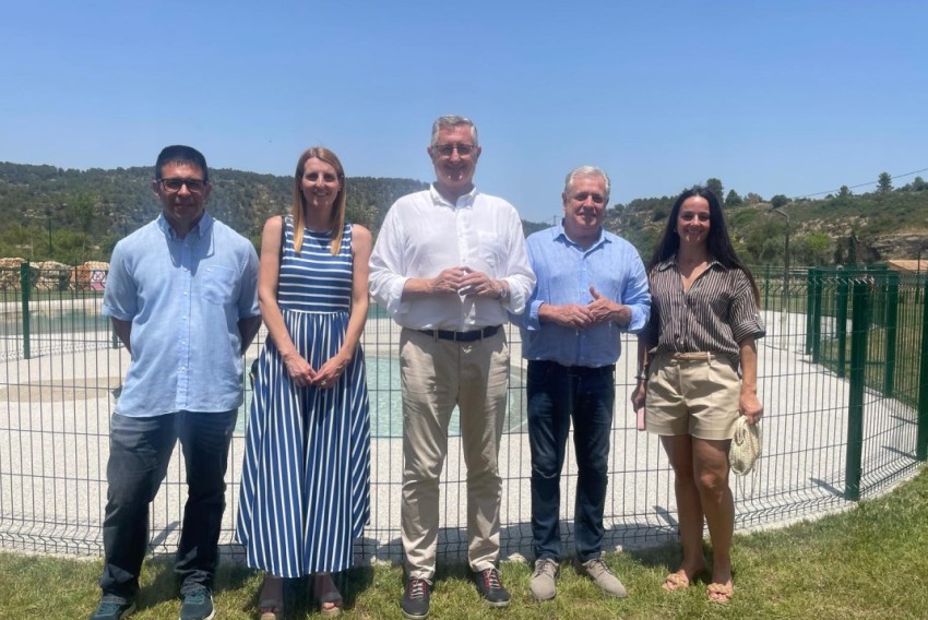 Blasco destaca el papel del Fite en su visita a las piscinas de Arens de Lledó