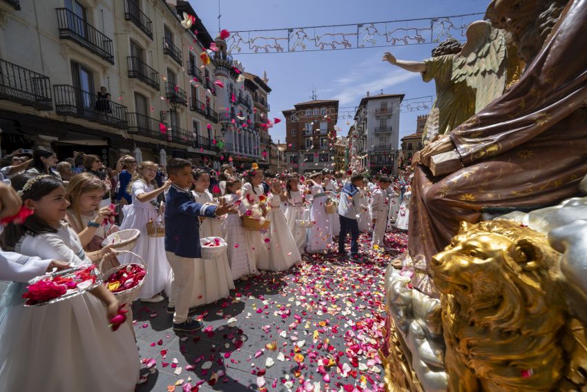 Lluvia de pétalos en la plaza del Torico en una calurosa mañana para celebrar el Corpus Christi