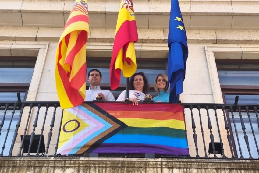 La Subdelegación del Gobierno en Teruel ondea las banderas del Orgullo en apoyo al colectivo LGTBIQ+