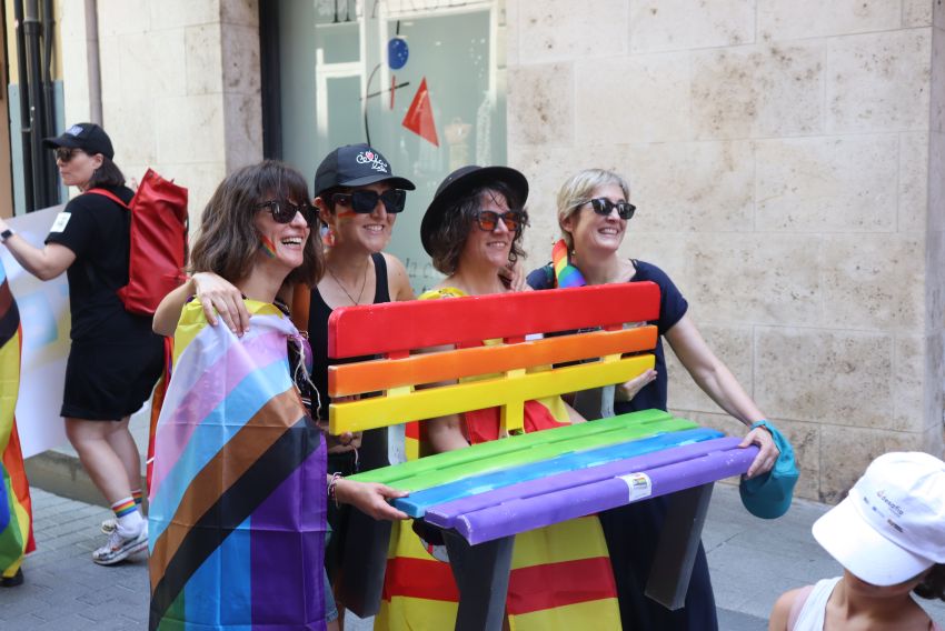 El Orgullo salió a relucir en Teruel para celebrar el Día Internacional y reivindicar los derechos ya logrados