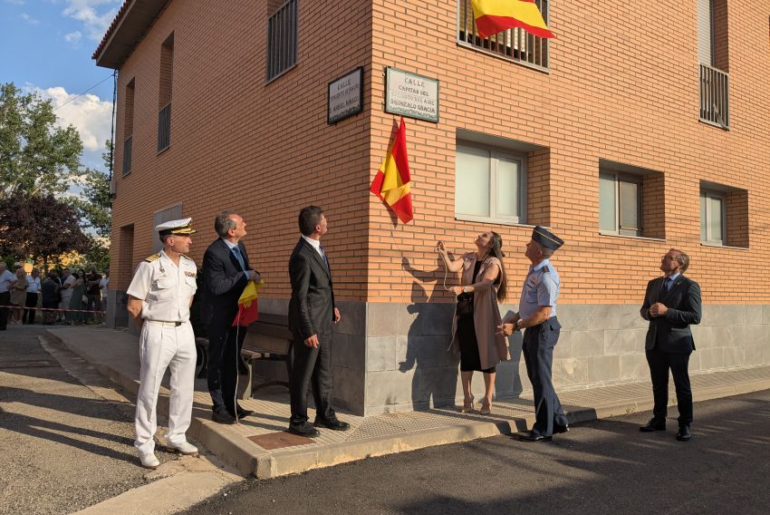 Vuelos rasantes en el cielo de Villafranca en memoria de los pilotos Ángel Marco y Gonzalo Gracia