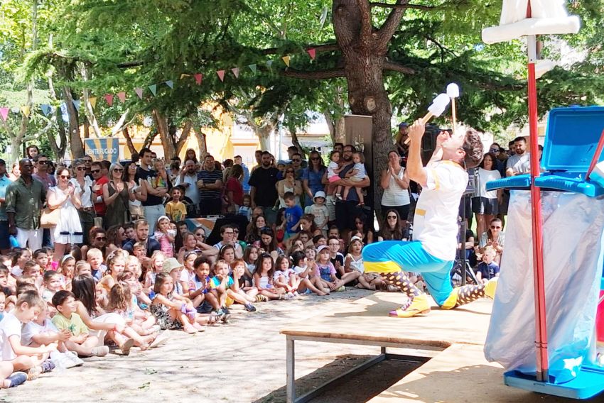 Un público familiar disfruta de las ocurrencias de clown ‘Jano’ en Los Fueros