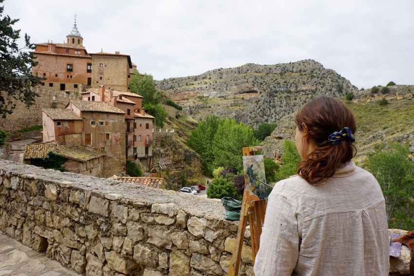 Los alumnos del Curso de Pintura de Paisaje experimentan con la materia en Albarracín