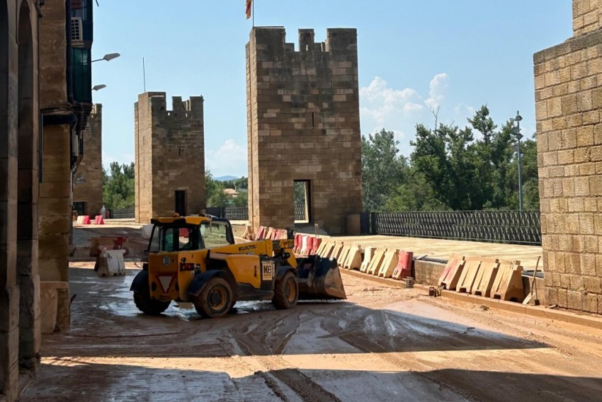 Una tormenta inunda los Torreones de la calle Muro de Santiago en Alcañiz