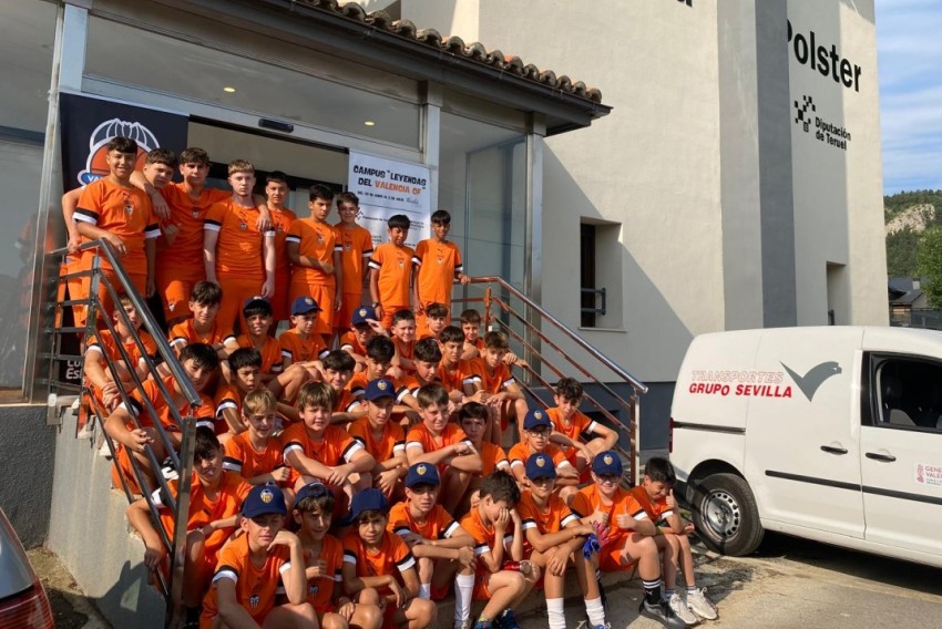 Las leyendas del Valencia CF siembran valores y fútbol en Alcalá de la Selva