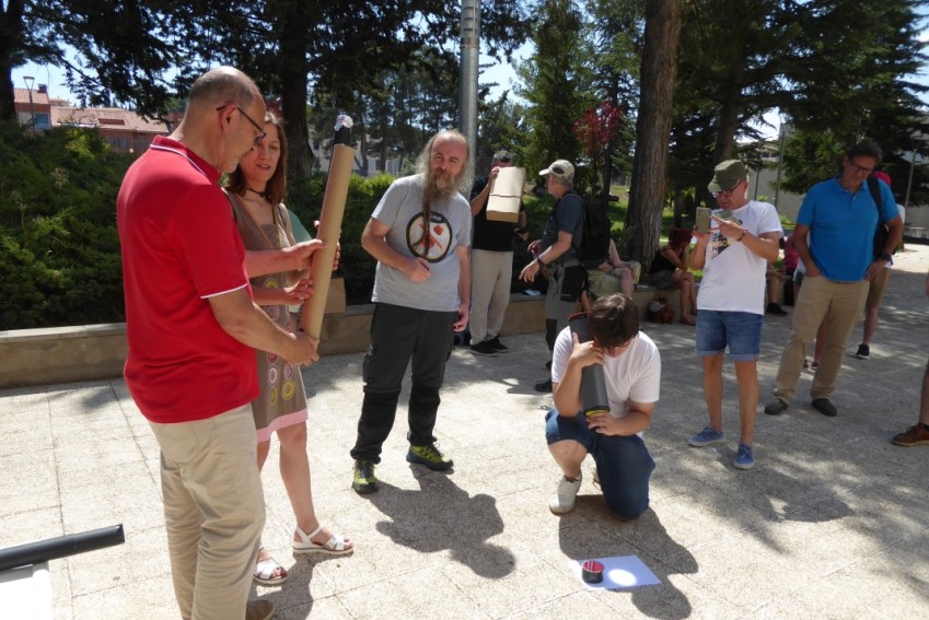 Cámaras oscuras hechas de cartón enseñan a contemplar los eclipses de Sol de forma segura